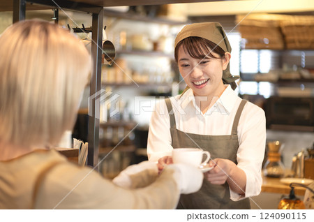 咖啡廳服務生遞上咖啡杯 124090115