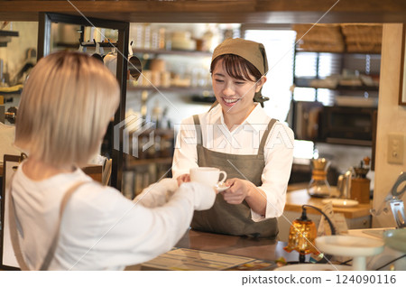 咖啡廳服務生遞上咖啡杯 124090116