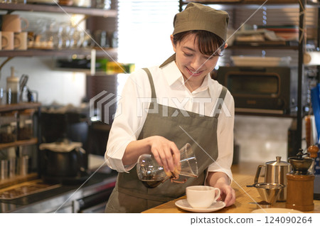 咖啡館職員服務咖啡 咖啡館職員服務咖啡 124090264