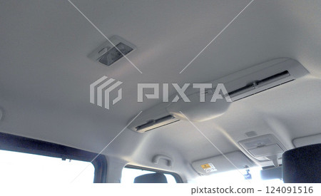 安裝在家用車天花板上的空氣循環器 124091516