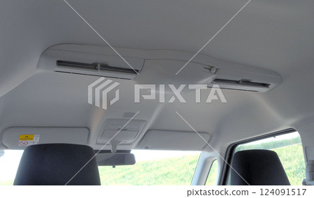 安裝在家用車天花板上的空氣循環器 124091517