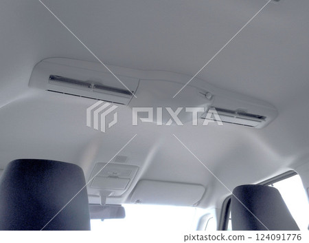 安裝在家用車天花板上的空氣循環器 安裝在家用車天花板上的空氣循環器 124091776