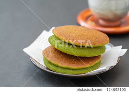 Soft and fluffy matcha dorayaki 124092103