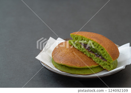Soft and fluffy matcha dorayaki 124092109