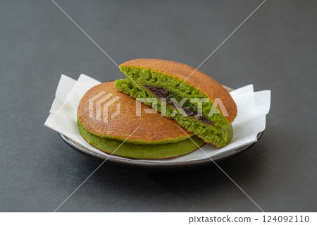 Soft and fluffy matcha dorayaki 124092110