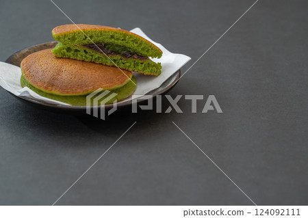 Soft and fluffy matcha dorayaki Soft and fluffy matcha dorayaki 124092111