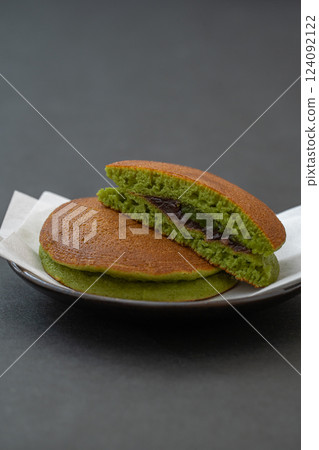 鬆軟的抹茶銅鑼燒 鬆軟的抹茶銅鑼燒 124092122