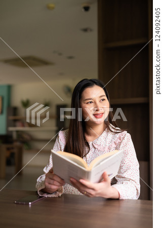 Pregnant woman portrait indoors 124092405