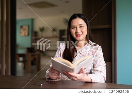 Pregnant woman portrait indoors 124092406