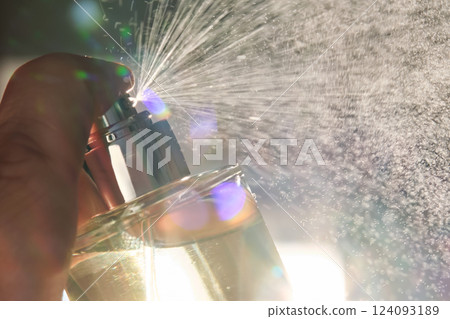 Spraying perfume against the windows. 124093189