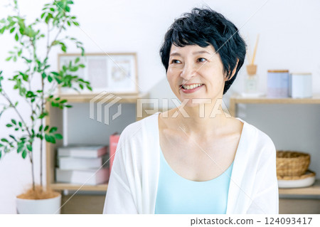 做皮膚護理的中年婦女 124093417