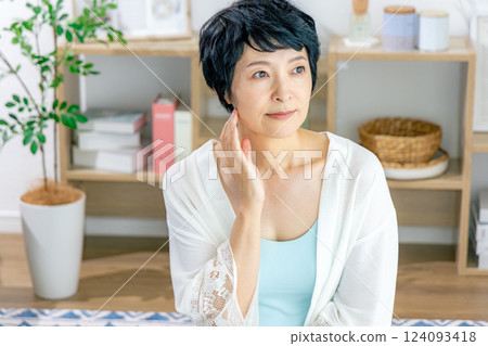 做皮膚護理的中年婦女 124093418