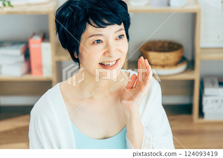 做皮膚護理的中年婦女 124093419