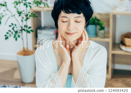 做皮膚護理的中年婦女 做皮膚護理的中年婦女 124093420