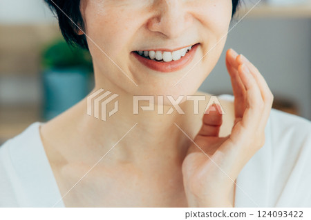 做皮膚護理的中年婦女 做皮膚護理的中年婦女 124093422