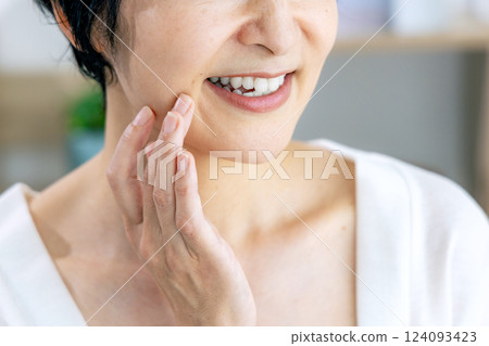 做皮膚護理的中年婦女 做皮膚護理的中年婦女 124093423