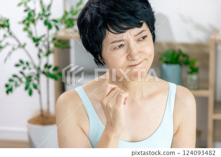 中年婦女患有皮膚問題 124093482