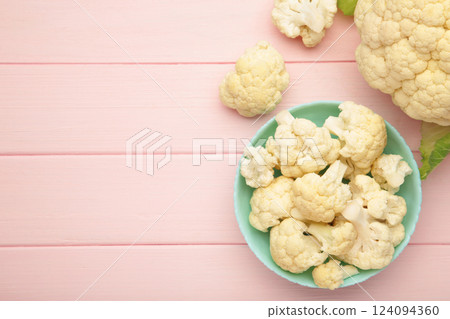 Bowl of cauliflower on pink wooden background, top view 124094360