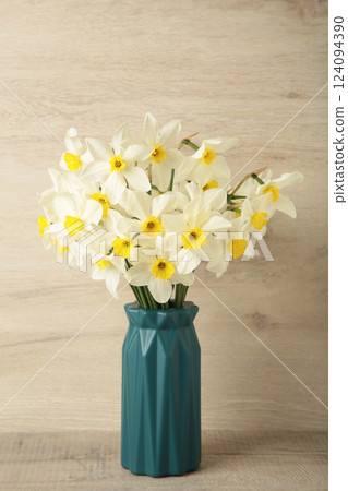 Spring easter background with daffodils bouquet in vase on light background Spring easter background with daffodils bouquet in vase on light background 124094390