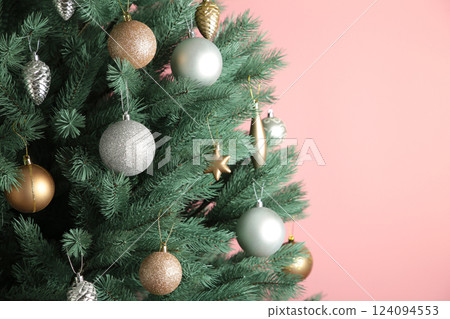 Christmas tree with silver and gold balls on pink background. Space for text 124094553