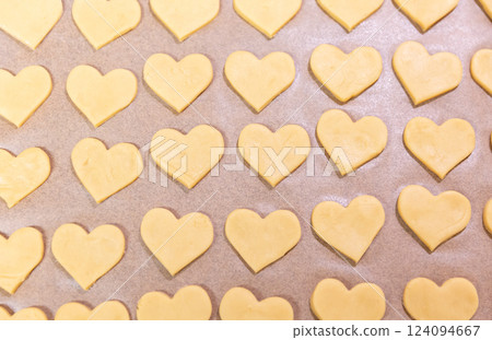 心形餅乾在烤盤上排列好，準備烘烤 124094667