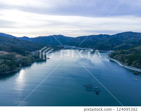 從天空看到美麗的大海、山脈和天空 從天空看到美麗的大海、山脈和天空 124095382