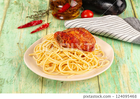 Pasta spaghetti with chicken thighs 124095468
