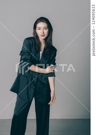 酷時尚的女人 124095633