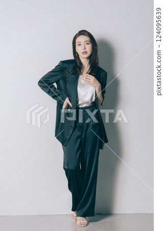 酷時尚的女人 124095639