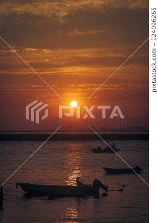 海上的漁船和夕陽 124096265