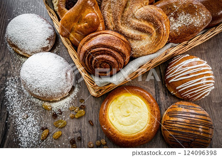Fresh baked bread, various delicious freshly baked bread on white background, copy space. Variety of artisan bread composition, top view 124096398