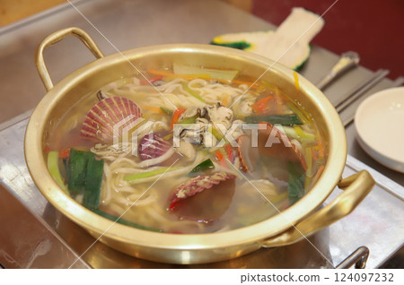 Korean food. Kalguksu with clams 124097232