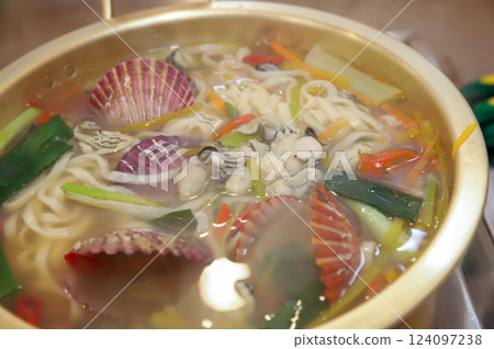 Korean food. Kalguksu with clams 124097238