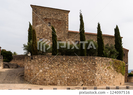 Discover the timeless beauty of Trujillo, Spain, with its impressive stone architecture and charming scenery. 124097516