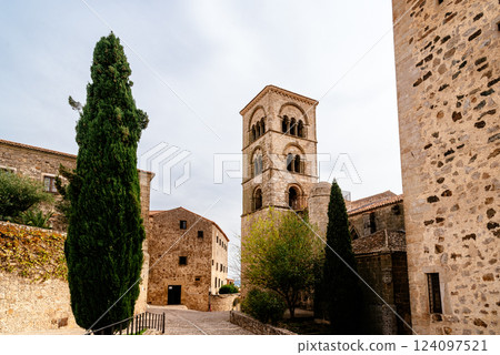 Exploring the historic architecture and charm of Trujillo, Extremadura, Spain on a cloudy day. 124097521