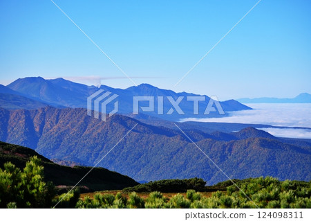 The sea of clouds and Tokachi mountain range seen from Mount Asahidake in the Daisetsu Mountains 124098311