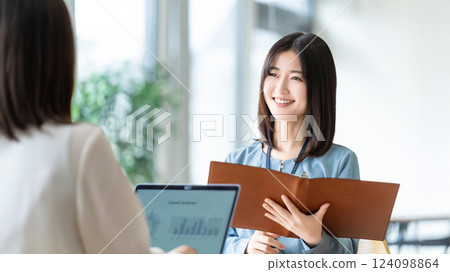 Women and businesswomen having a meeting 124098864