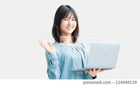 一位微笑的女人/女商人拿著筆記型電腦指路 一位微笑的女人/女商人拿著筆記型電腦指路 124099139