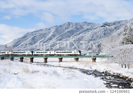 [Takayama Main Line] Limited Express Hida crossing the snowy Miyagawa River 124100981
