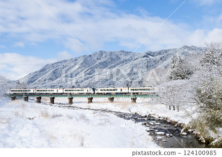 【高山本線】穿越冰雪覆蓋的宮川的特快飛鎢號 【高山本線】穿越冰雪覆蓋的宮川的特快飛鎢號 124100985