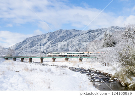 【高山本線】穿越冰雪覆蓋的宮川的特快飛鎢號 124100989
