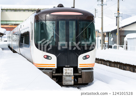 [Takayama Main Line] Limited Express Hida stopping at Hida-Kokufu Station 124101528