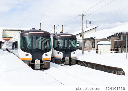 [Takayama Main Line] Limited Express Hida stopping at Hida-Kokufu Station 124101530