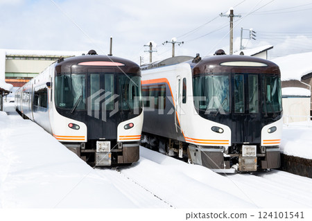 [Takayama Main Line] Limited Express Hida stopping at Hida-Kokufu Station 124101541