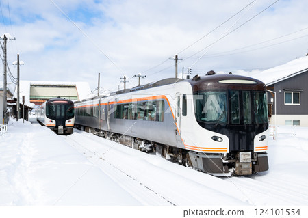 [Takayama Main Line] Limited Express Hida changing trains at Hida-Kokufu Station 124101554