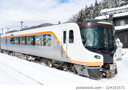 [Takayama Main Line] Limited Express Hida departing from Hida-Kokufu Station 124101571