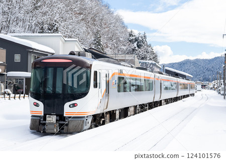 [Takayama Main Line] Limited Express Hida departing from Hida-Kokufu Station 124101576