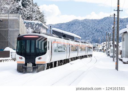 [Takayama Main Line] Limited Express Hida departing from Hida-Kokufu Station 124101581