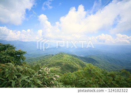Hobby mountain climbing: A spectacular view of blue skies and greenery① 124102322