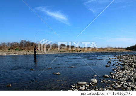 釣客在寬闊清澈的溪流中享受飛釣 124102773